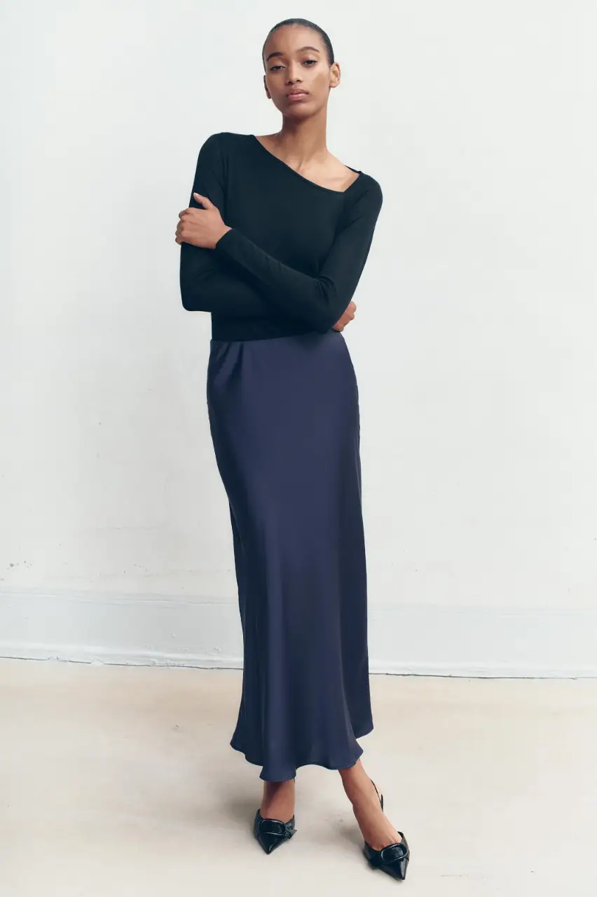 Pollera larga de satén azul marino, ideal para un look elegante y sofisticado. Perfecta para combinar con diferentes tops y crear outfits versátiles.art 365