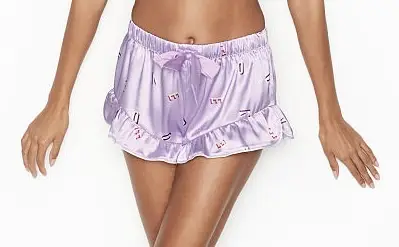 Short de pijama de satén lila con detalle de volados y moño en la cintura. Ideal para un descanso cómodo y con estilo.