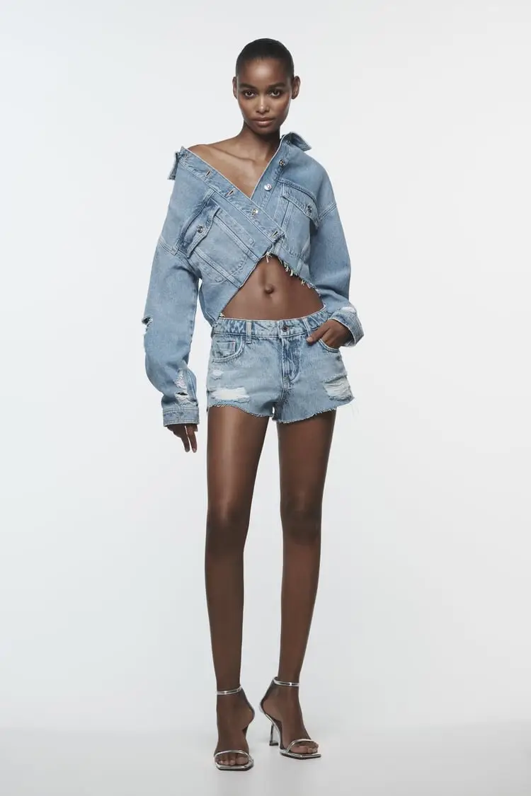 ¡Short de jean con roturas! Este short de jean es perfecto para un look canchero y relajado. Con roturas estratégicas y un corte moderno, te dará un toque de estilo único. Ideal para combinar con tus remeras favoritas y lucir un look casual y a la moda.art 141