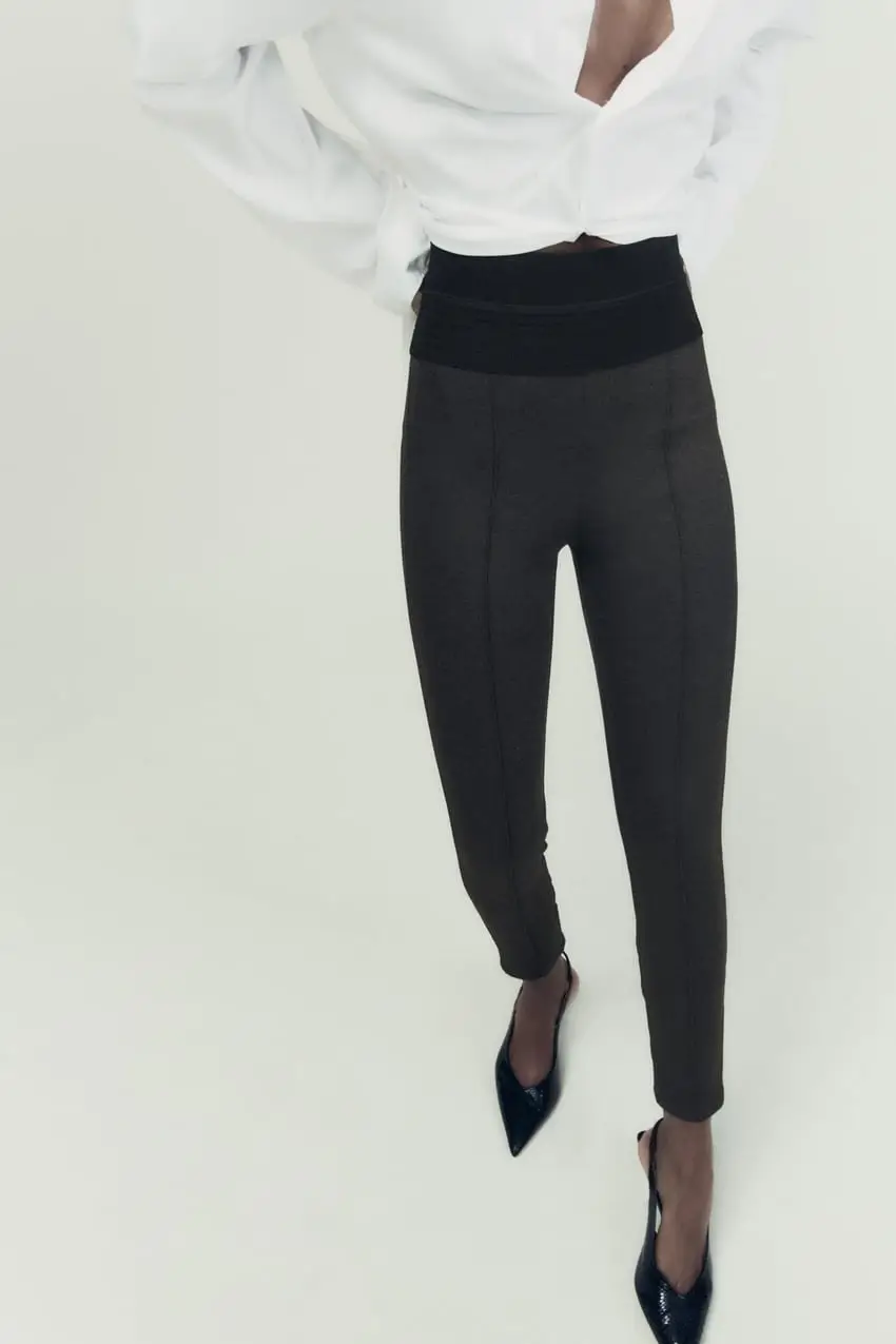 Leggings  de mujer, color gris oscuro, con cintura alta y detalle de costura central. Ideal para un look elegante y moderno.