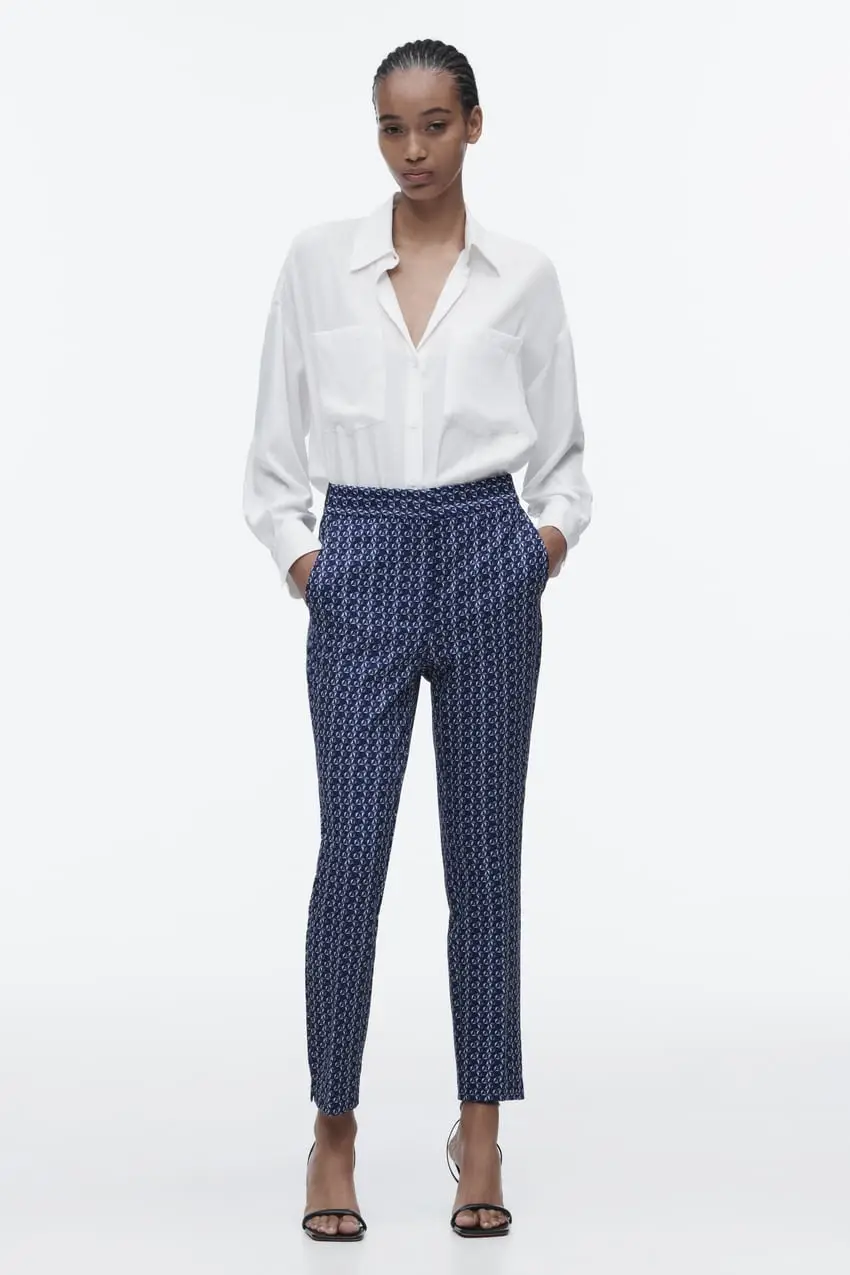 Pantalón sastrero de mujer con estampado geométrico en tonos azul y blanco. Tiro alto, corte recto y elegante, ideal para un look sofisticado.