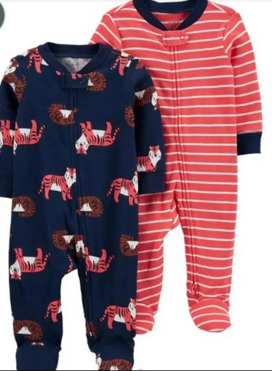 Conjunto de pijama para bebé, con estampado de tigres en azul marino y rayas rojas. Ideal para un descanso cómodo y abrigado.