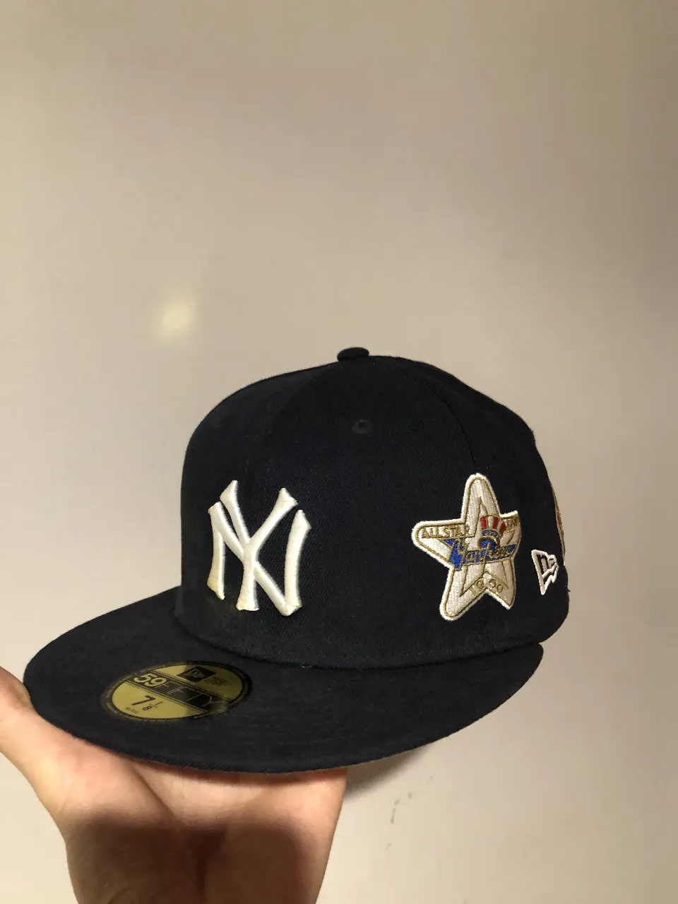 Gorra New Era 59Fifty de los New York Yankees, con bordados del logo del equipo y parches conmemorativos del All Star Game 2008. 
Talle 7 1/8.