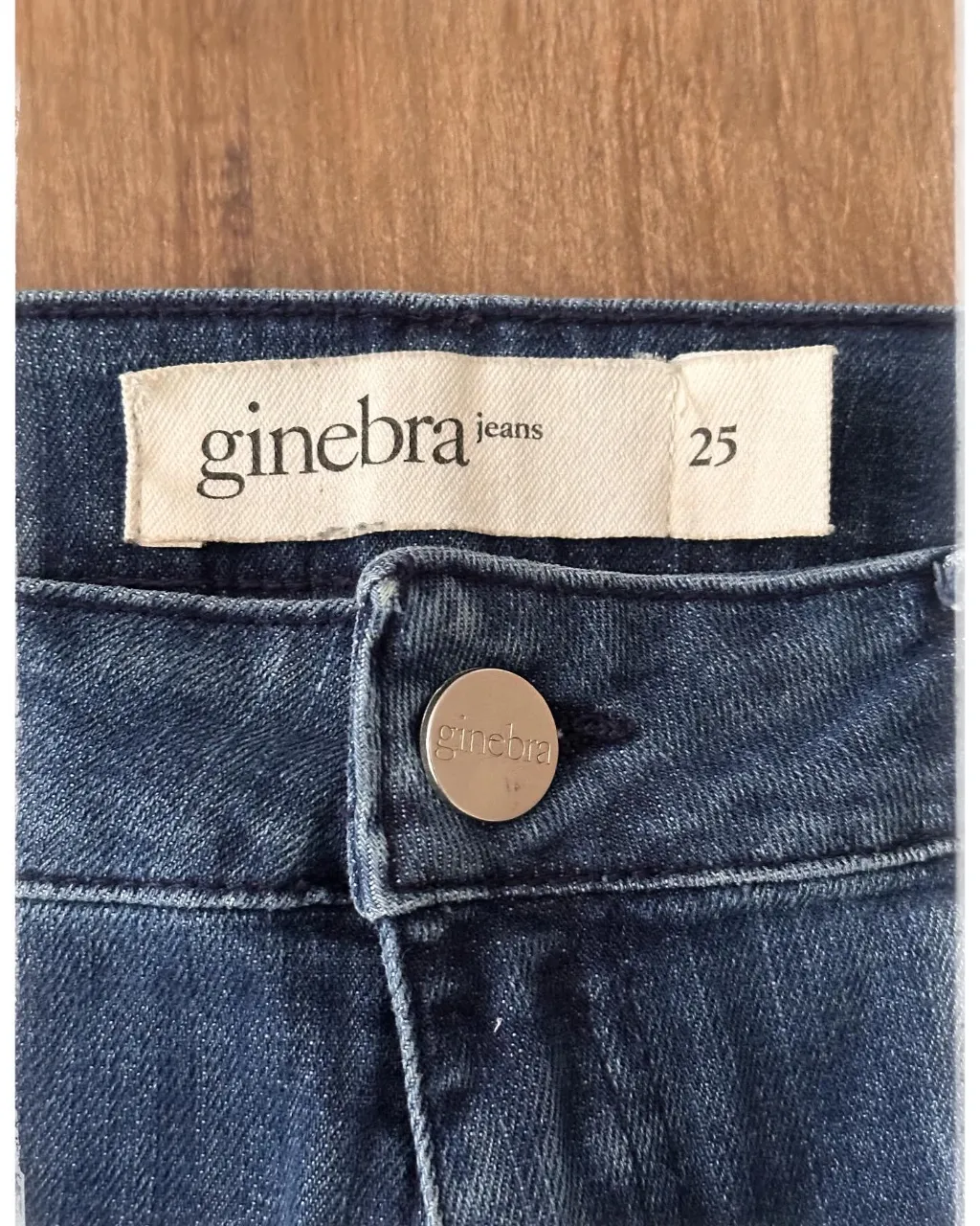 Jeans de corte ancho con detalles de cuero en la parte inferior. Cierre y botón metálico.