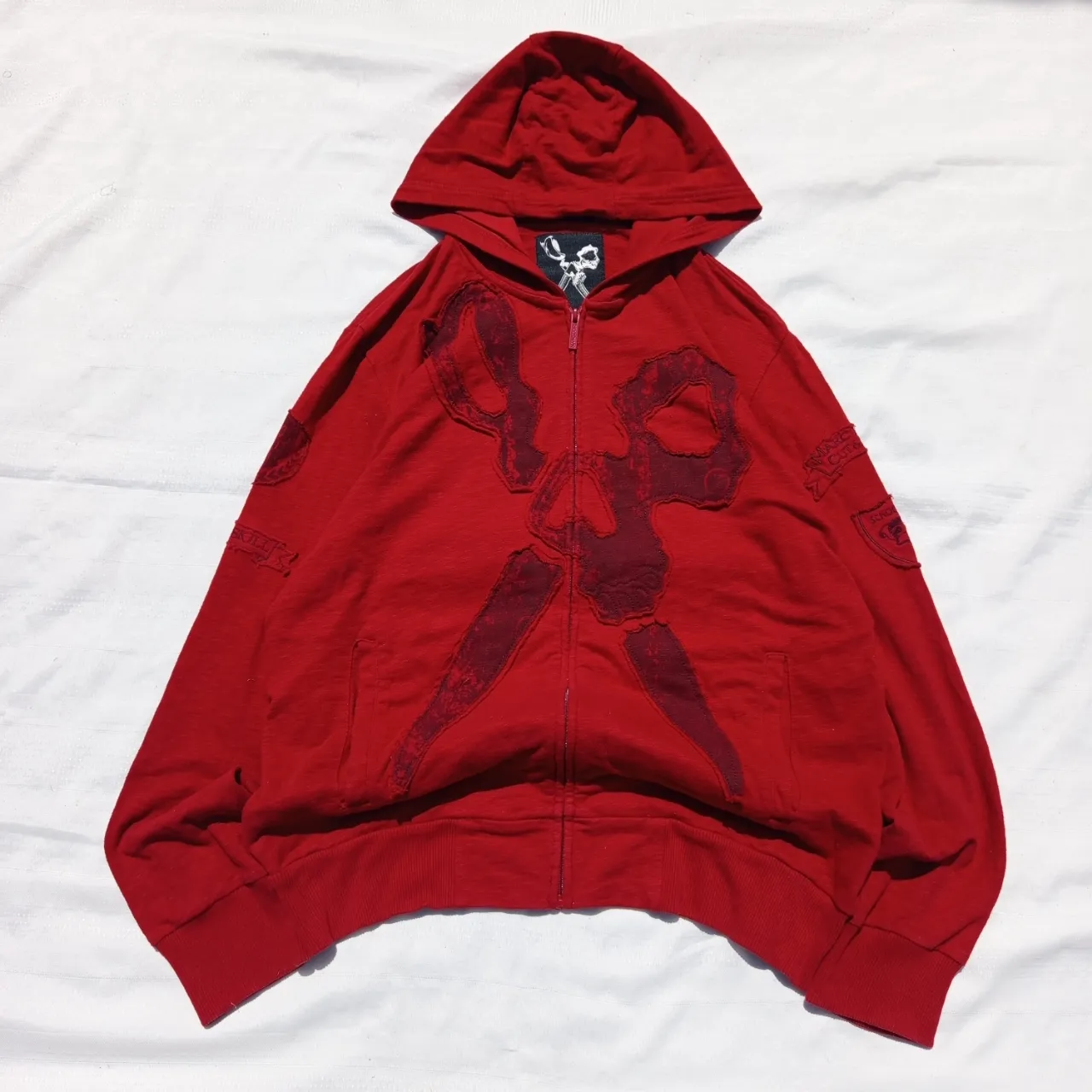 Campera Gráfica Eckõ 
Una joya, color rojo vibrante, con un llamativo diseño de tijeras y calavera estampado en la parte delantera, ideal para un look urbano y con actitud
• talle L
Medidas 
Ancho: 61 cm
Largo: 74,5 cm
Largo de manga (contando los hombros): 81/82 cm