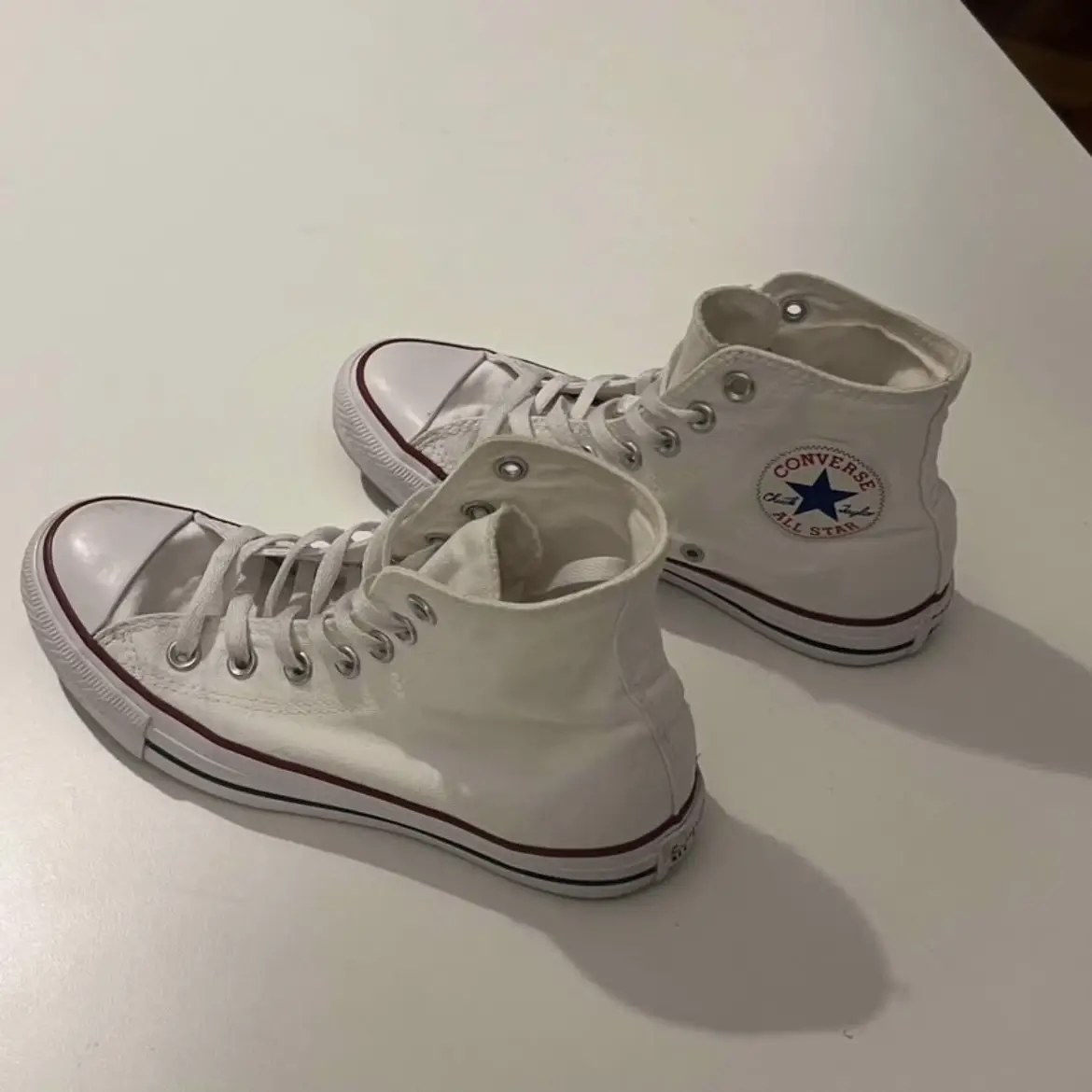 Zapatillas Converse All Star blancas de lona, talle 37.5, unisex, ideales para un look casual y urbano.