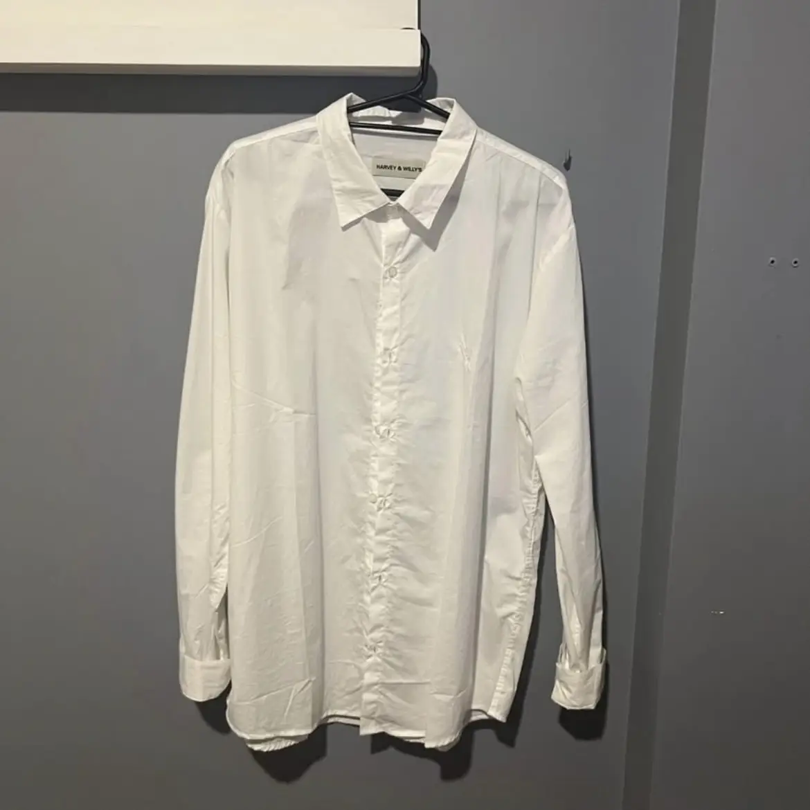 Camisa blanca de hombre Harvey & Willy's, manga larga, corte holgado, ideal para un look casual y moderno. Confeccionada en tela suave y cómoda.