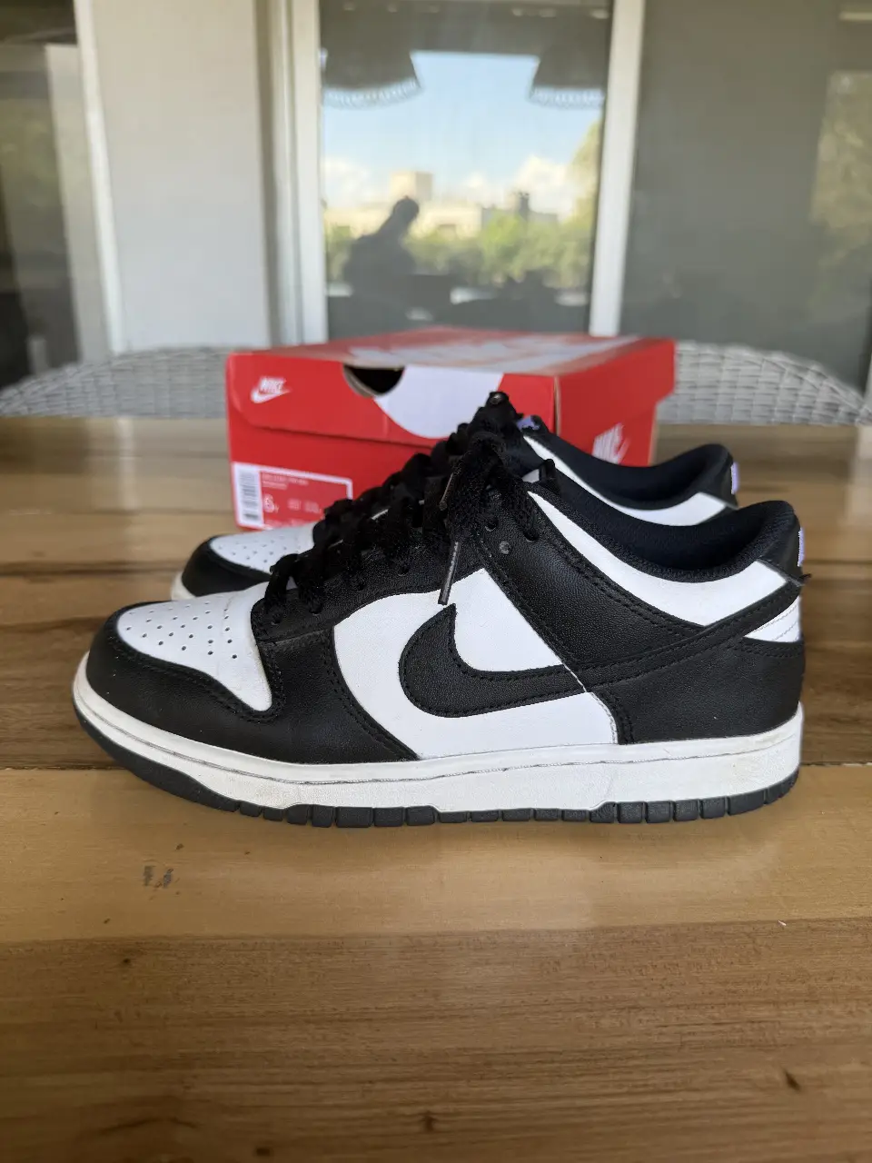 Zapatillas Nike Dunk Low en blanco y negro, un clásico atemporal para cualquier ocasión. Diseño icónico y versátil, ideales para un look casual y urbano.