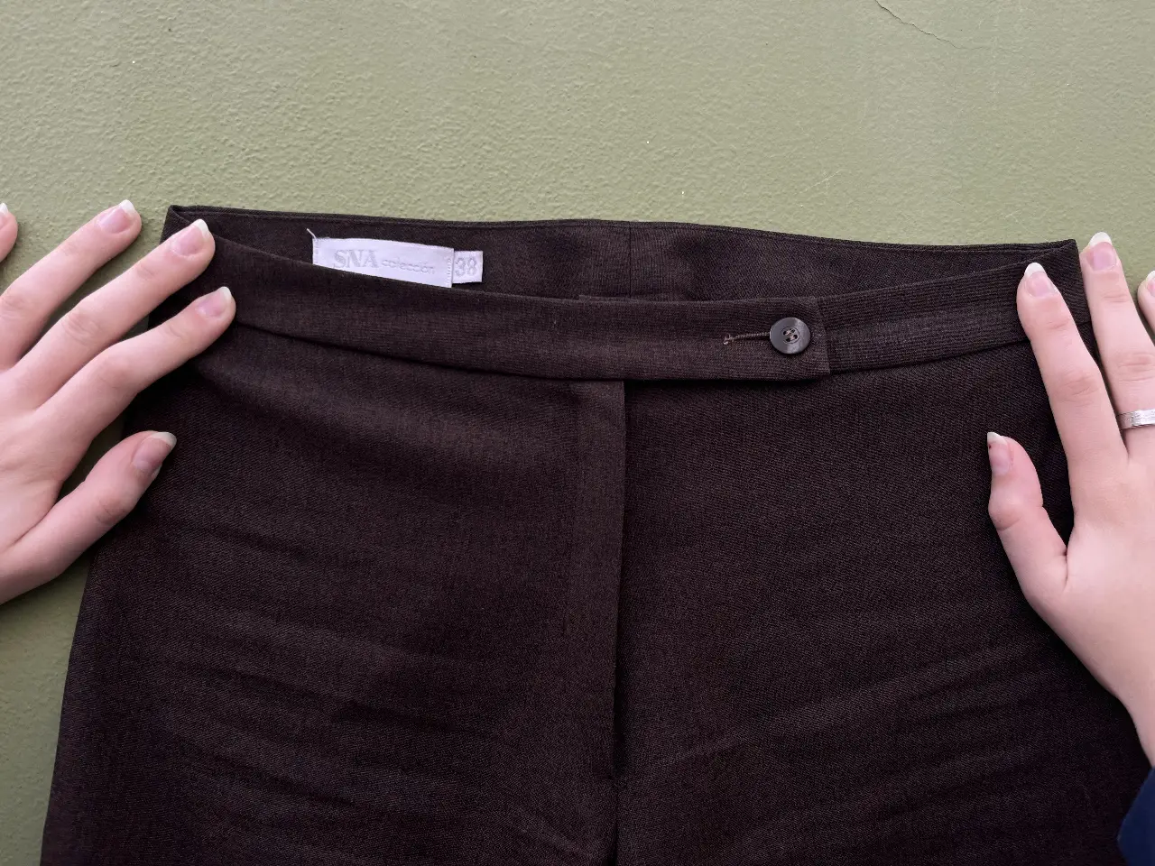 Pantalón sastrero marrón de mujer, talle 38. Confeccionado en tela de calidad, ideal para ir a trabajar. Perfecto para combinar con blusas o camisas.