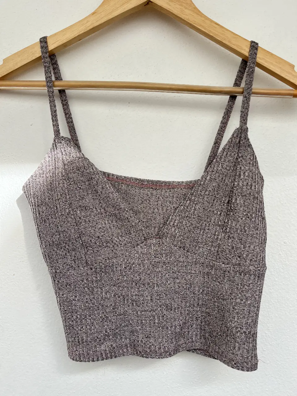 Top corto con escote y breteles finos, ideal para un look casual.