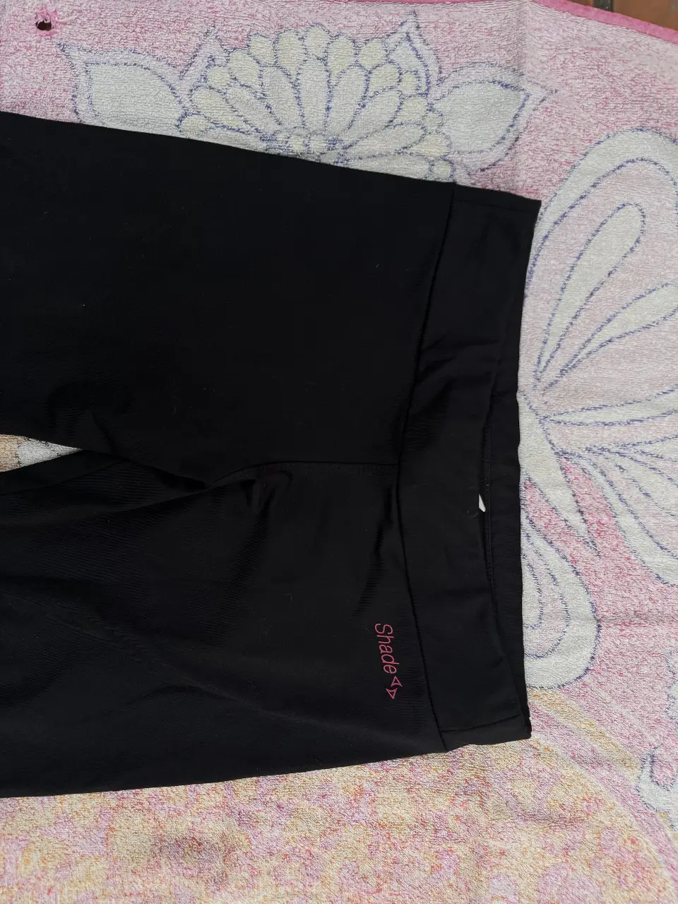 Calza deportiva negra de la marca Shade, con detalle de cierre en el tobillo. Talle S/M. Elastizada
