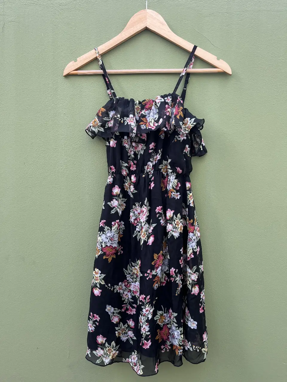 Vestido negro con estampado floral multicolor 47 Street. Diseño con tirantes finos y volados en el escote. Ideal para un look fresco y femenino de verano.