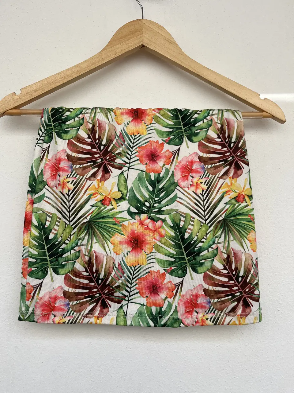 Pollera larga con estampado tropical, ideal para el verano. Confeccionada con tela ligera y fresca, perfecta para un look casual y playero. Super elastizada.