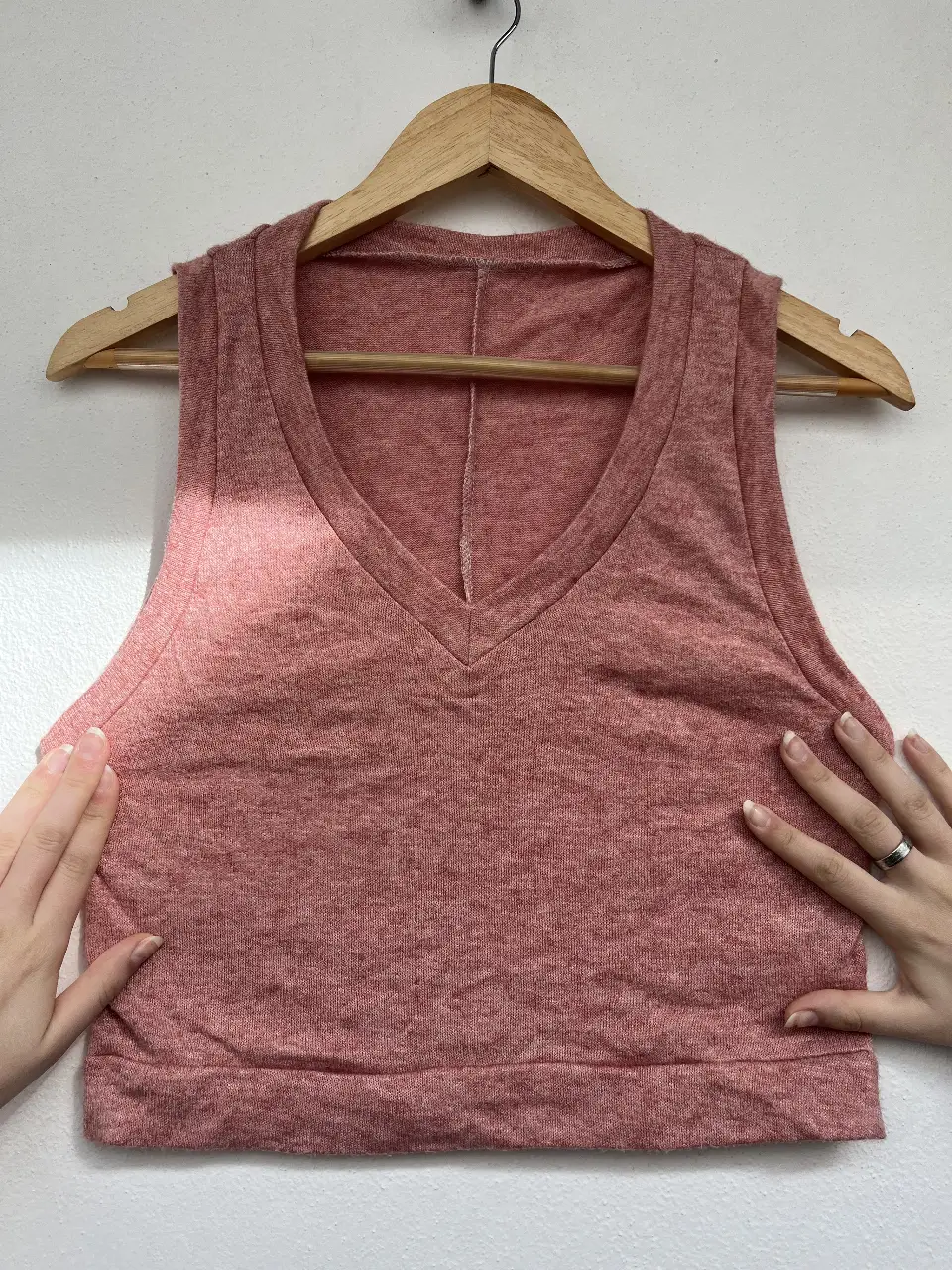 Musculosa de tejido suave color rosa viejo, con escote en V y corte crop. Ideal para un look casual y cómodo.