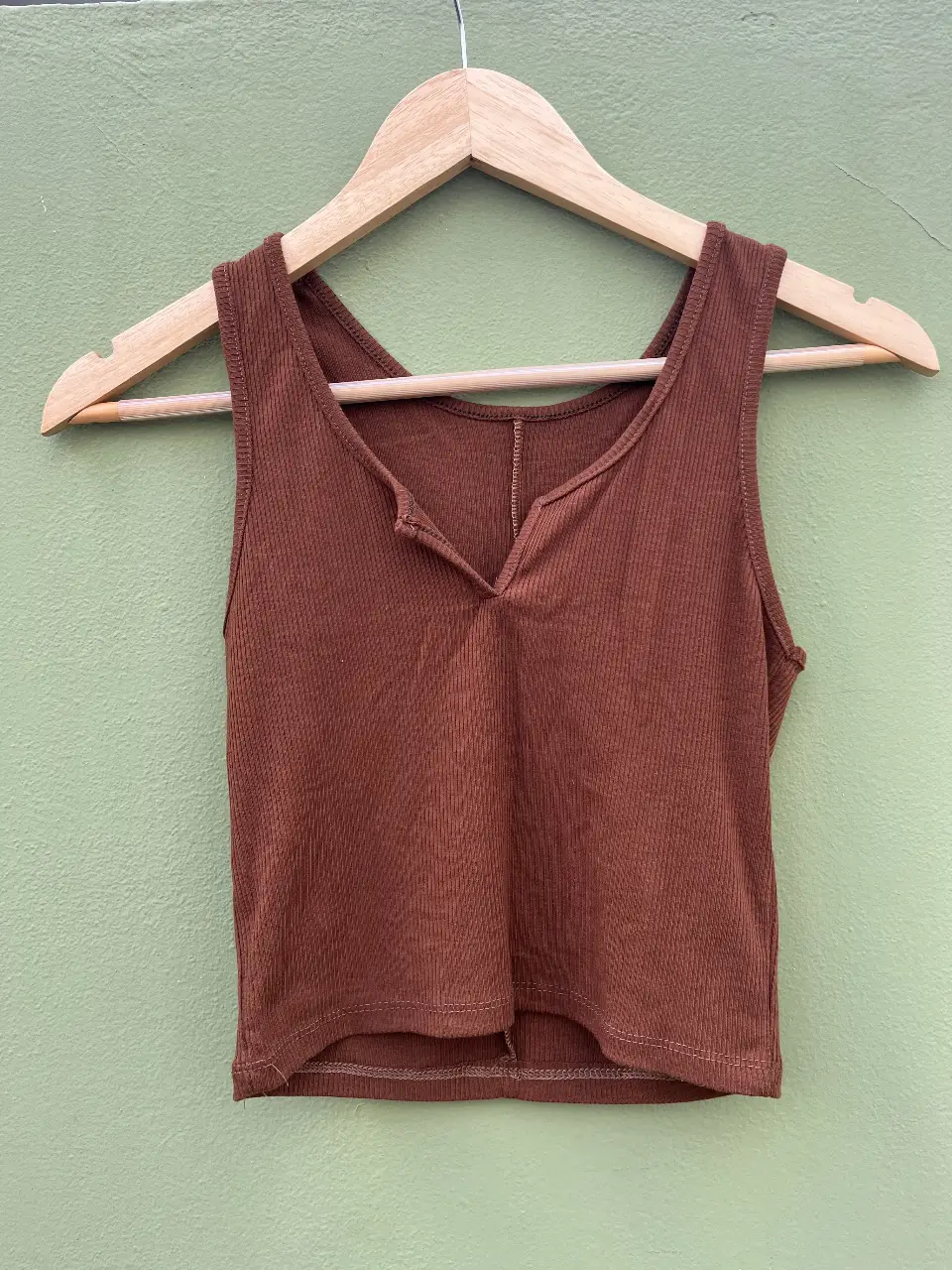 Top de Morley en color marrón. Escote en V con detalle de botón. 