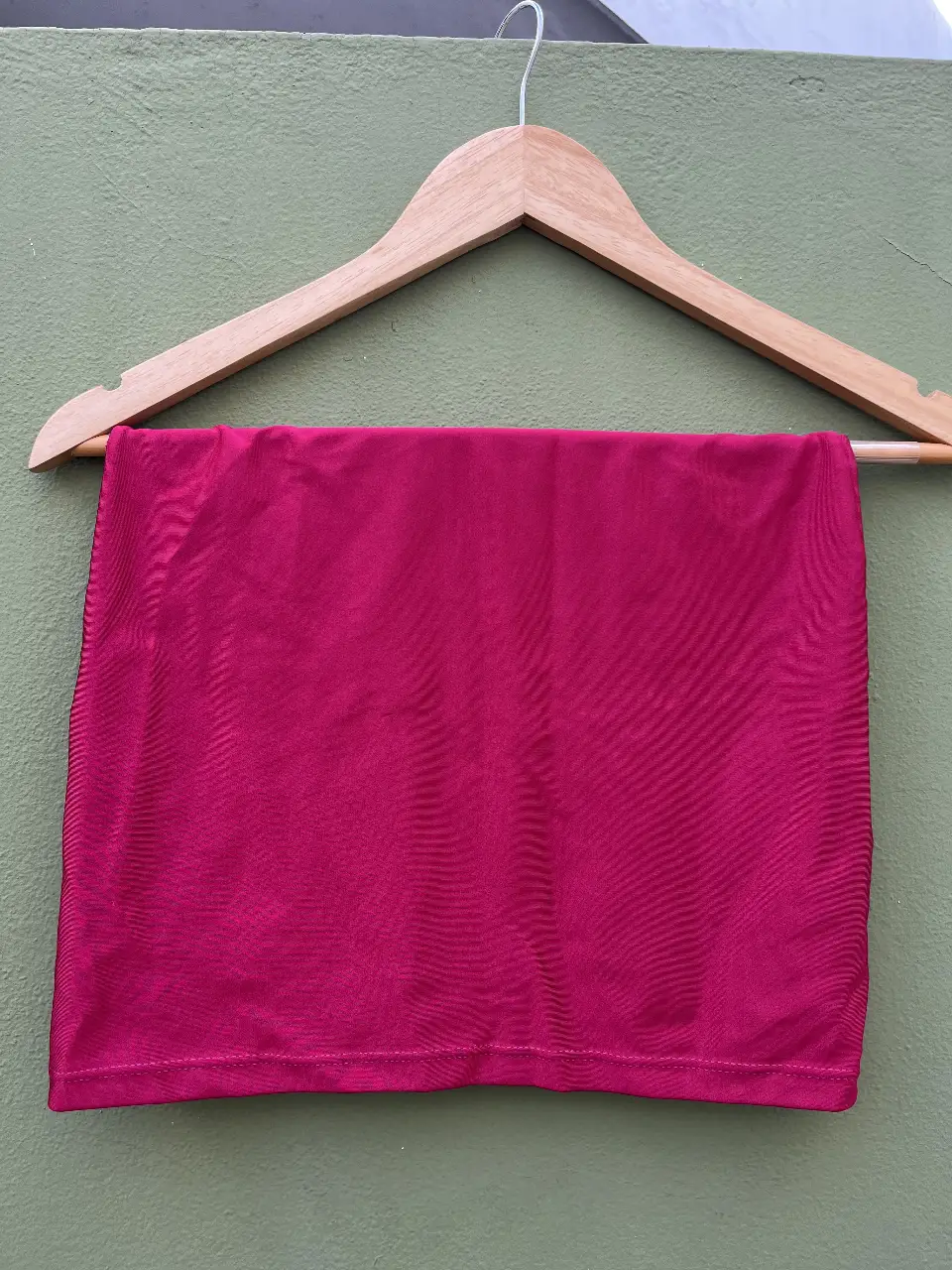 Pollera tubo corta de mujer en color Rosa Fucsia. Súper elastizada.