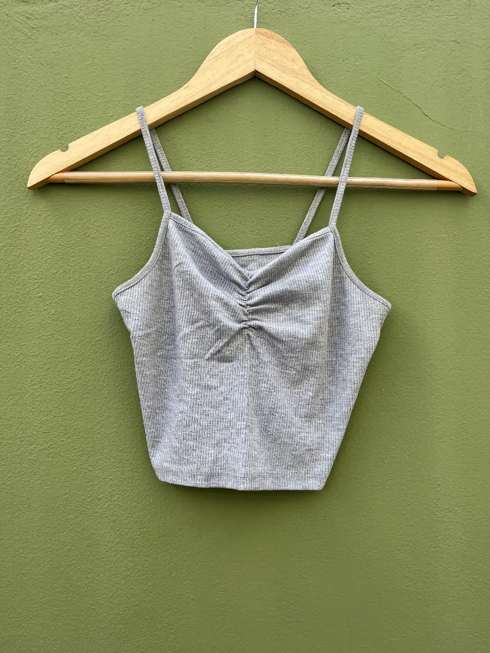 2x1 Top negro y top gris (iguales) con breteles finos y detalle fruncido en el busto. Ideal para un look casual y moderno.