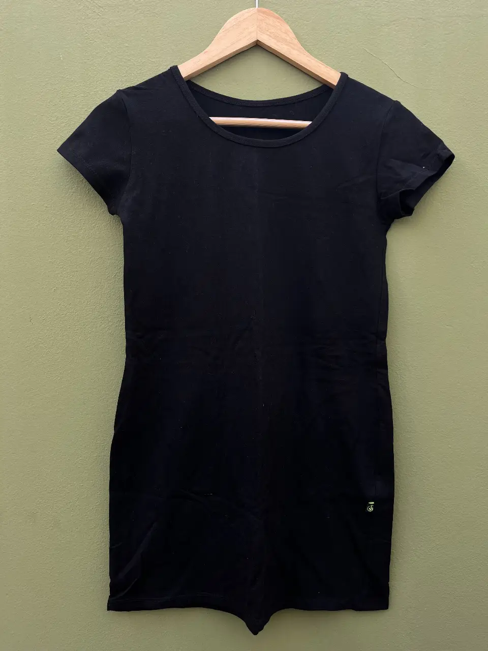 Vestido negro corto, ideal para un look casual y versátil. Es bastante recto y elastizado.