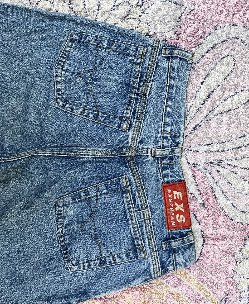 Jeans de mujer, corte recto, tiro medio, con bolsillos delanteros y traseros. Estilo vintage, ideal para un look casual y cómodo. Figura talle 40 pero en realidad es un 36.