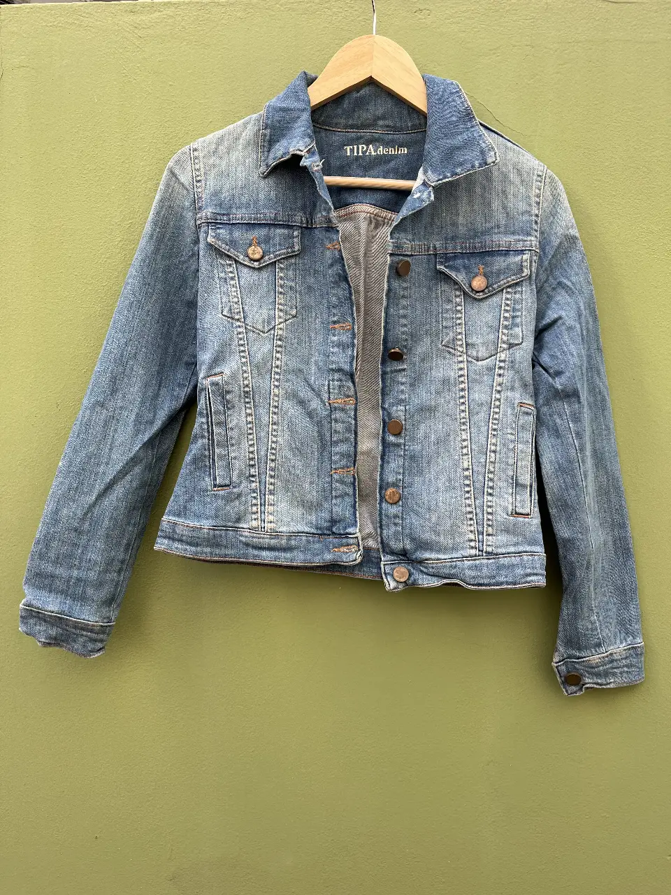 Campera de jean azul claro. No es rígido el Jean.