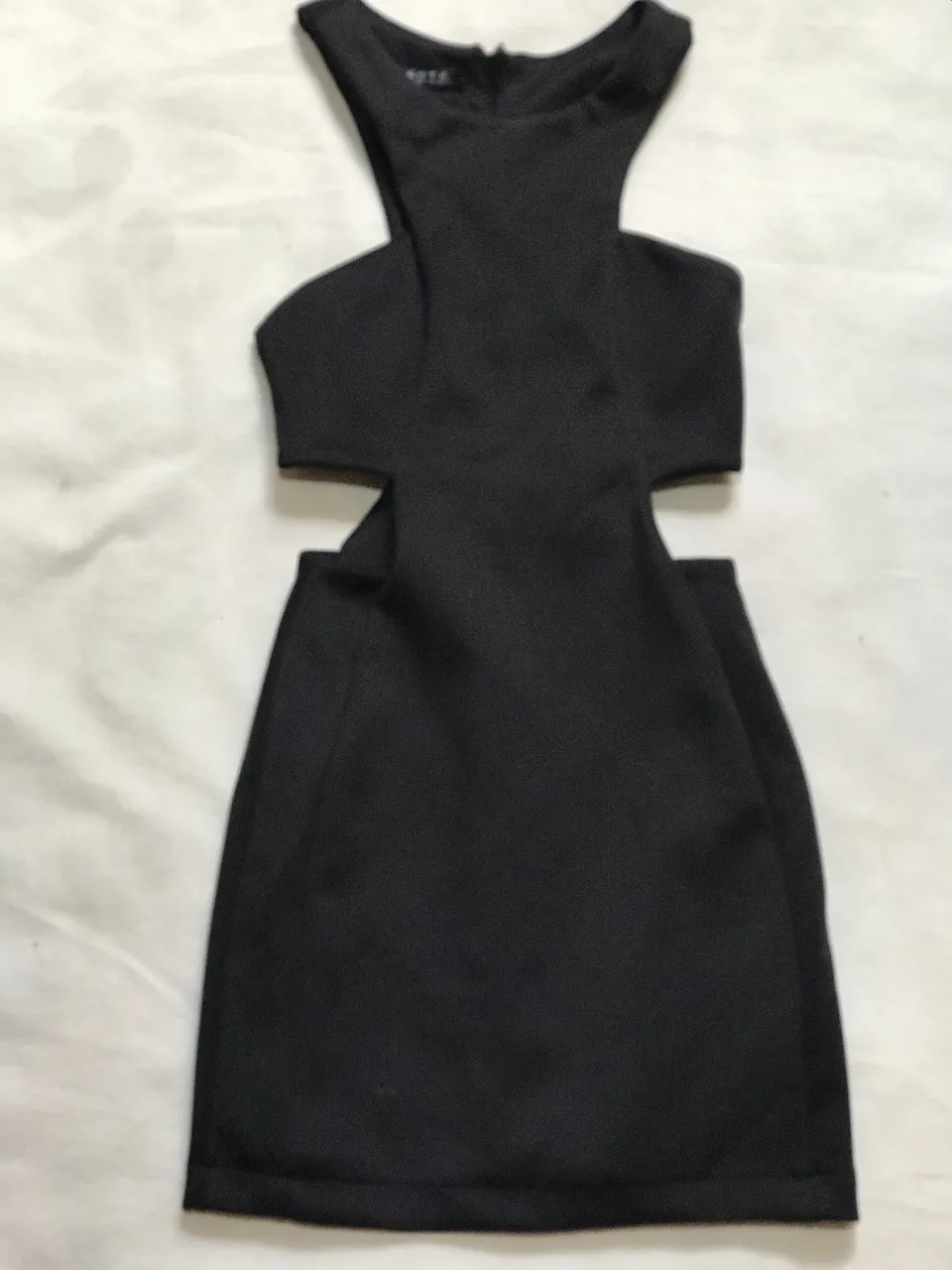 Vestido mini negro con aberturas laterales y en la cintura. Ideal para fiestas y salidas.
