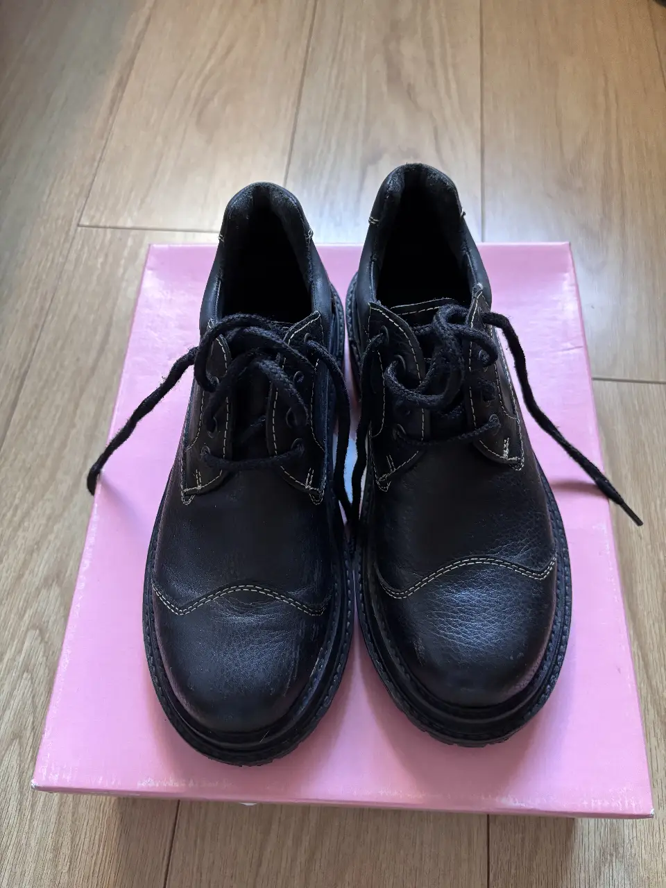 Zapatos de cuero negro con cordones y suela gruesa. Estilo clásico y versátil, ideales para un look casual o un poco más arreglado. Perfectos para el día a día.