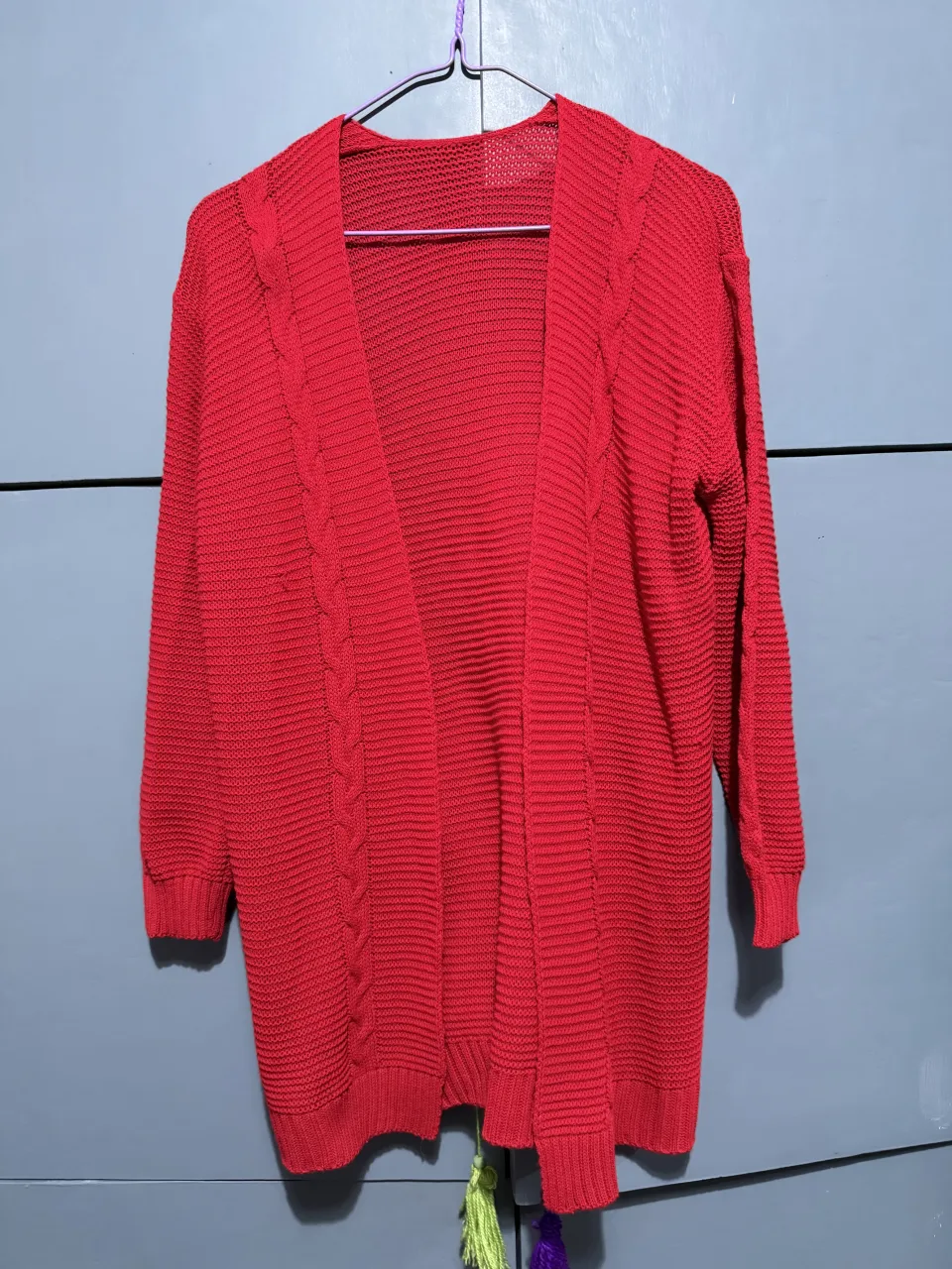 Cardigan tejido de punto con trenzas en los laterales. Ideal para un look casual y cómodo, perfecto para las tardes frescas de entretiempo. Disponible en varios colores vibrantes. precio por los 3