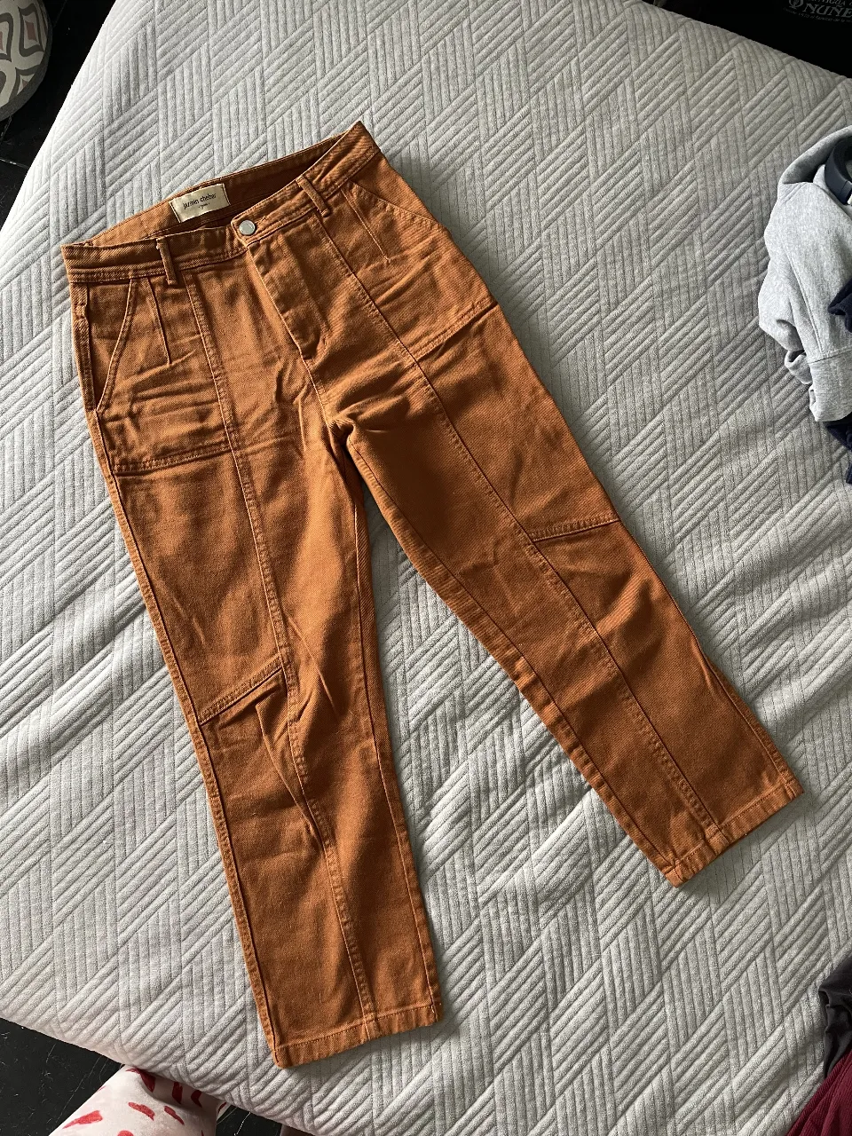 Pantalones de mujer estilo chino, con bolsillos delanteros y traseros. Disponibles en dos colores: marrón y borgoña. Talles 44/28.