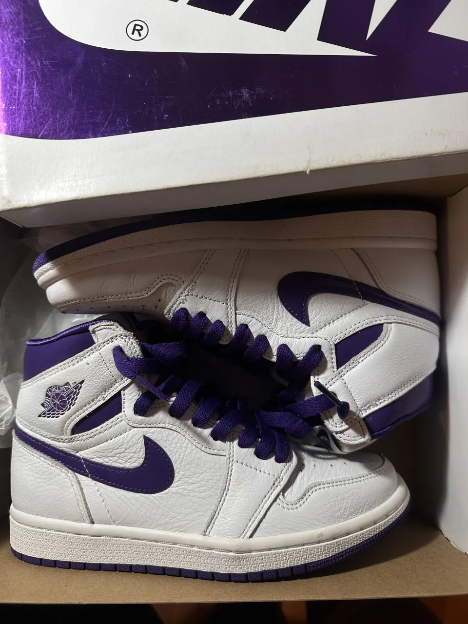 Zapatillas Air Jordan 1 High OG, un clásico que nunca pasa de moda. Combinan a la perfección el blanco y el violeta, con detalles icónicos de la marca. Ideales para un look urbano y canchero.
Un solo uso, viene con cordones violetas y blancos