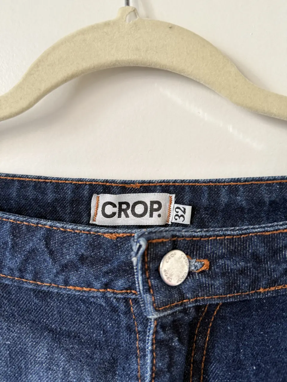 Short de jean azul oscuro de la marca CROP, con corte recto y detalles de costura en color naranja. Talle 32. (En las fotos parece que tiene una mancha al costado pero es la luz!!). 