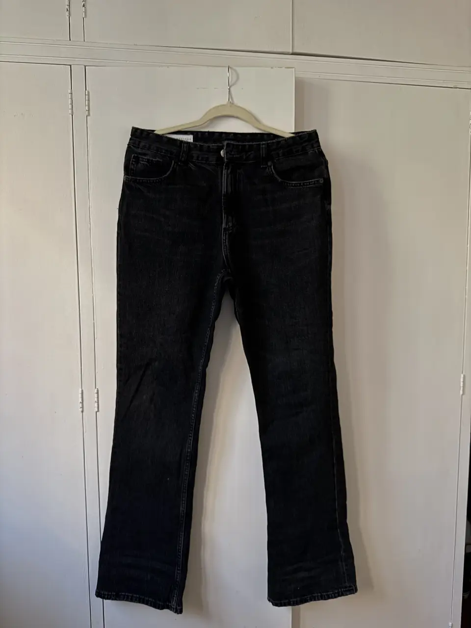 Jean negro Zara traído de Chile. Corte bootcut tiro alto, y bota ancha. Talle 40 EUR, 8 USA, 30 MEX. Es HERMOSO, solo lo vendo porque me quedó grande y no lo pude cambiar. También queda lindo con la botamanga doblada!!