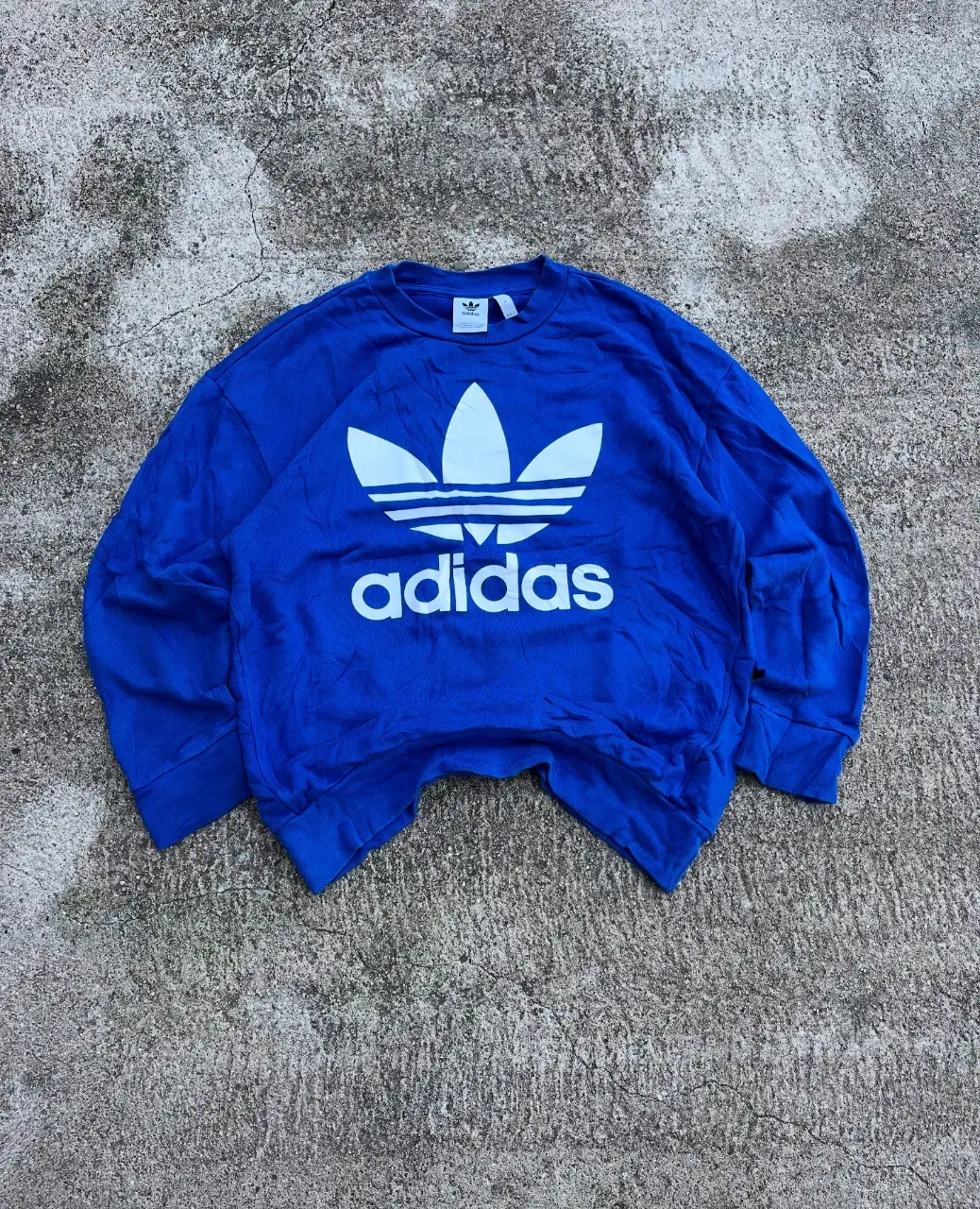 Buzo de cuello redondo Adidas, azul con el logo blanco en el frente. Talle M.