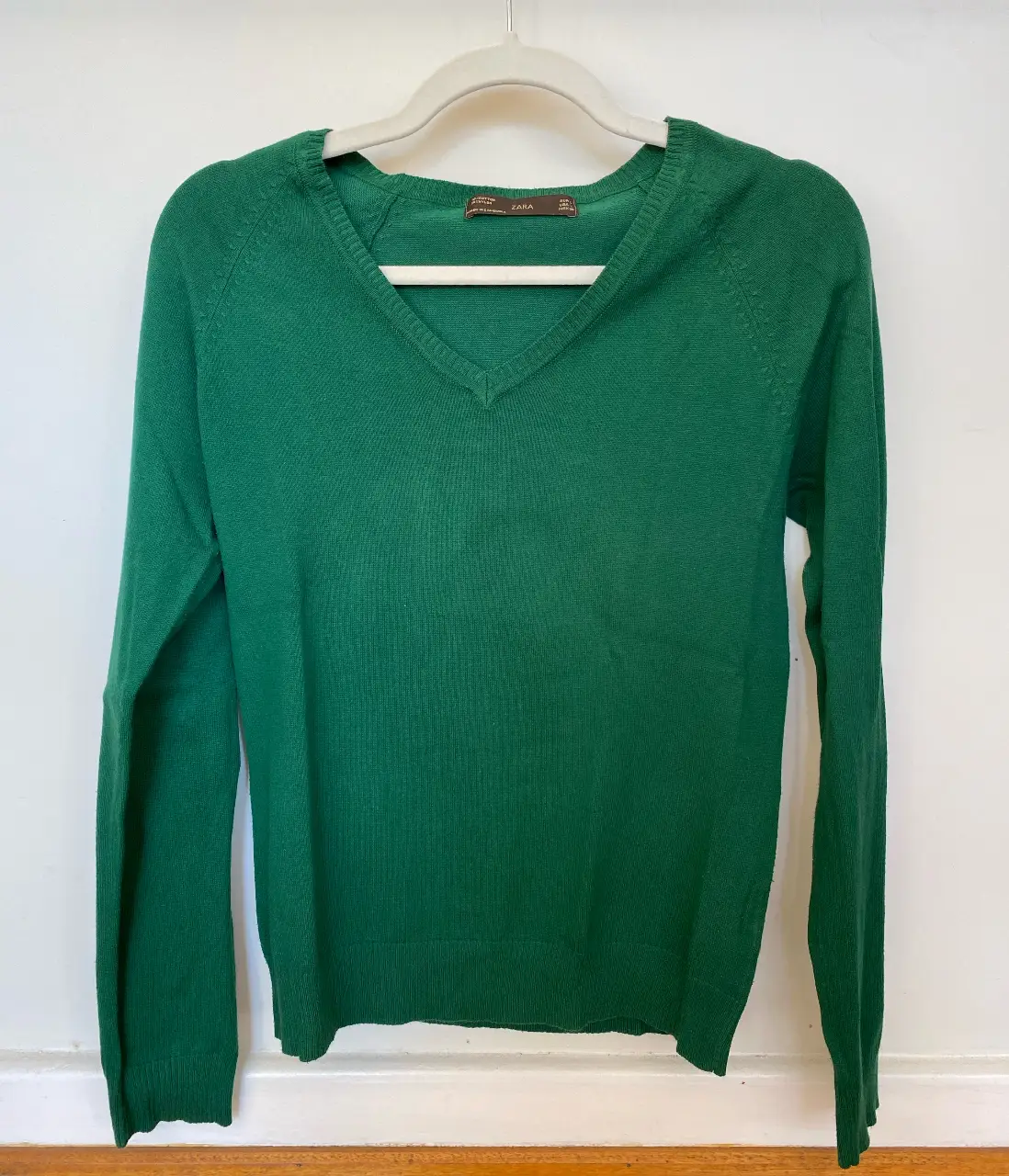 Sweater verde con cuello en V y manga raglan. Fit: ajustado. Marca: Zara. El talle es L pero es chico, podría ser un S.