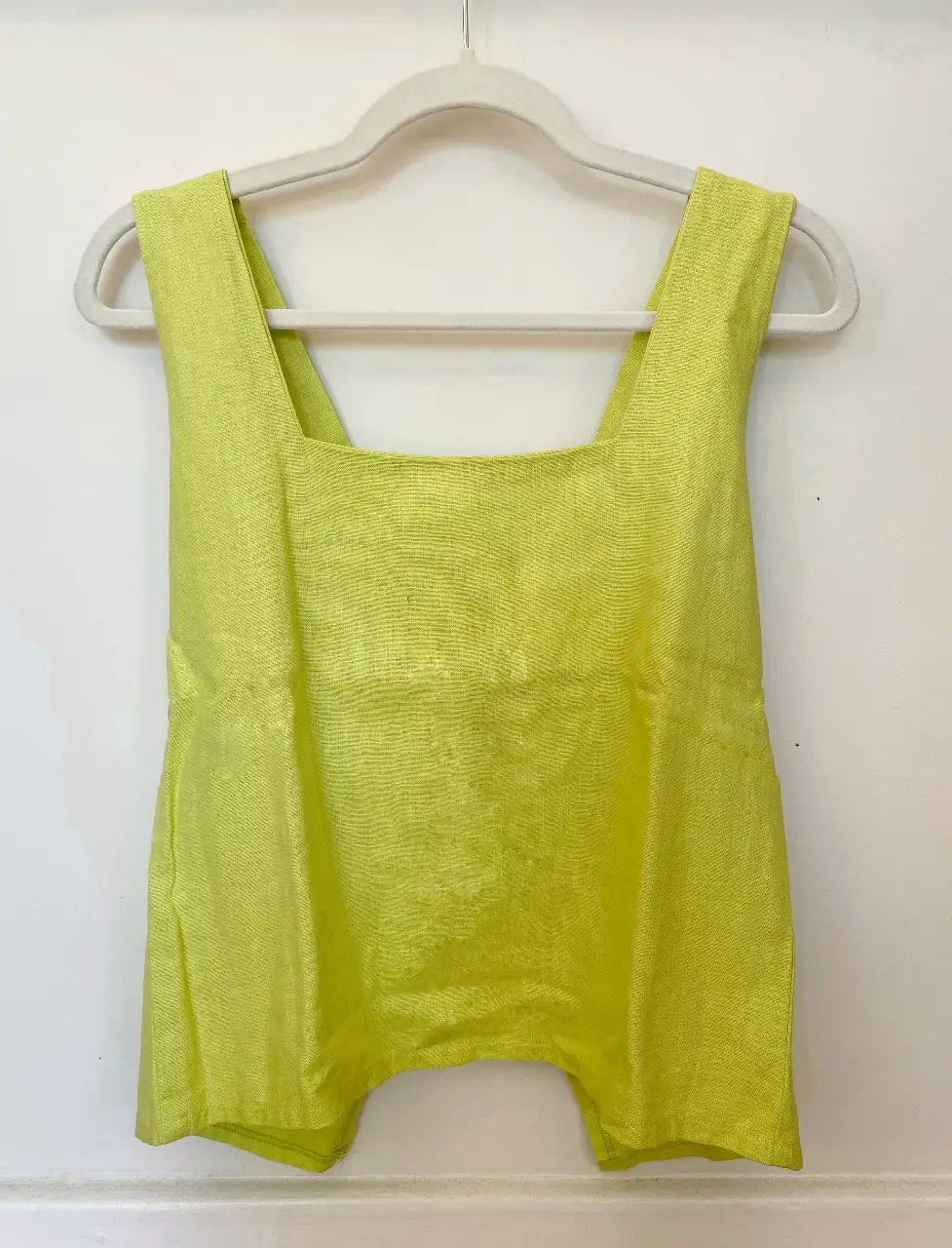 Top de lino verde color lima con tiras cruzadas y espalda abierta. Marca: Denari Rodriguez.