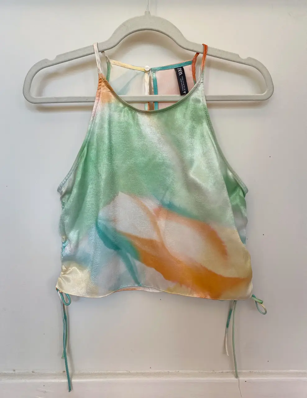 Top escote halter estampado abstracto. Diseño con tirantes finos y detalles fruncidos regulables en los laterales. Marca Zara. El talle es M, pero es chico, podría ser un S.