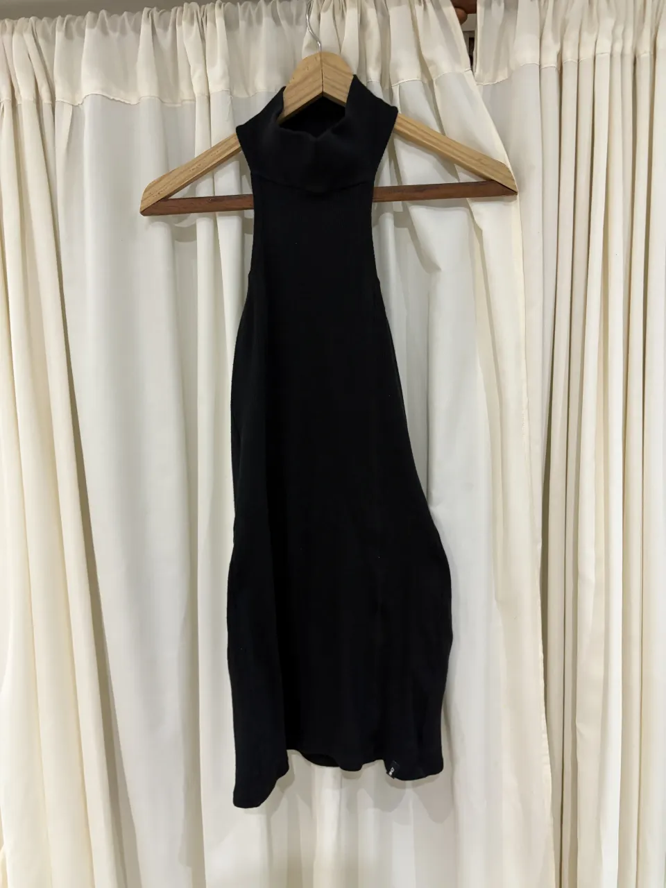 vestido negro con cuello alto, ideal para un look moderno y canchero. 