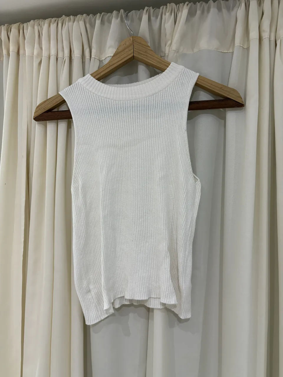 Musculosa de tejido acanalado en color blanco. Ideal para un look casual y fresco.