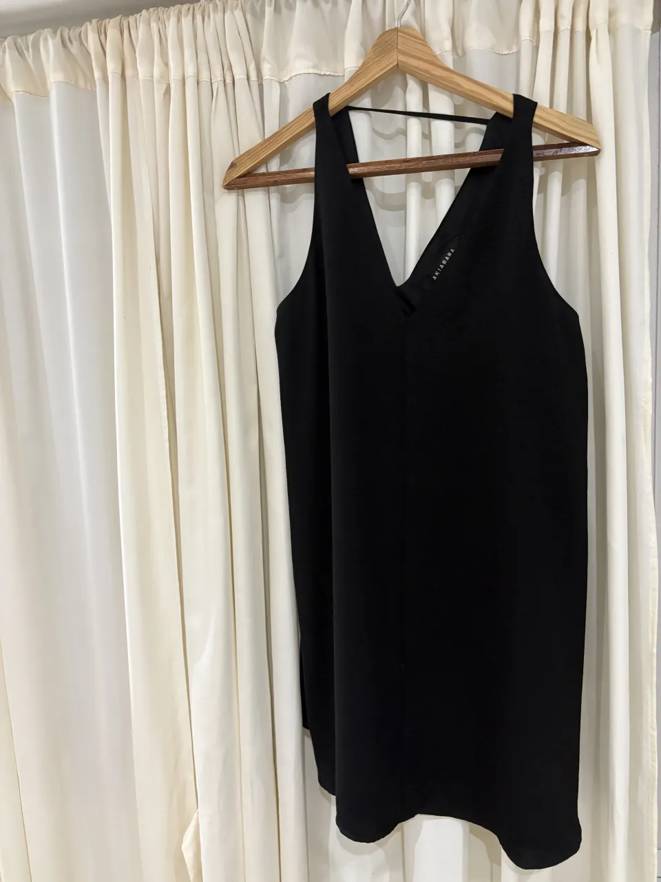 Musculosa negra con escote en V, ideal para un look casual o para usar como base de un outfit más arreglado. Su diseño simple y elegante la hace súper versátil.