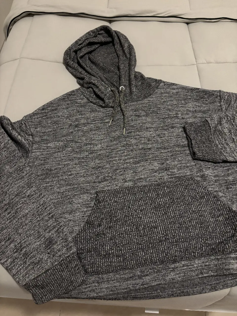 Buzo canguro gris de mujer, con capucha y bolsillo frontal. Casual y cómodo. Muy calentito