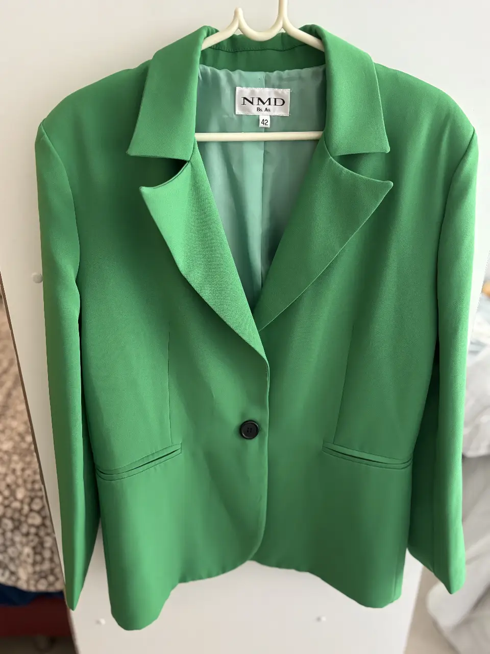 Blazer verde de mujer, con botones y bolsillos delanteros. Marca Normandíe. El largo queda entre la cintura y las rodillas. NUEVO 