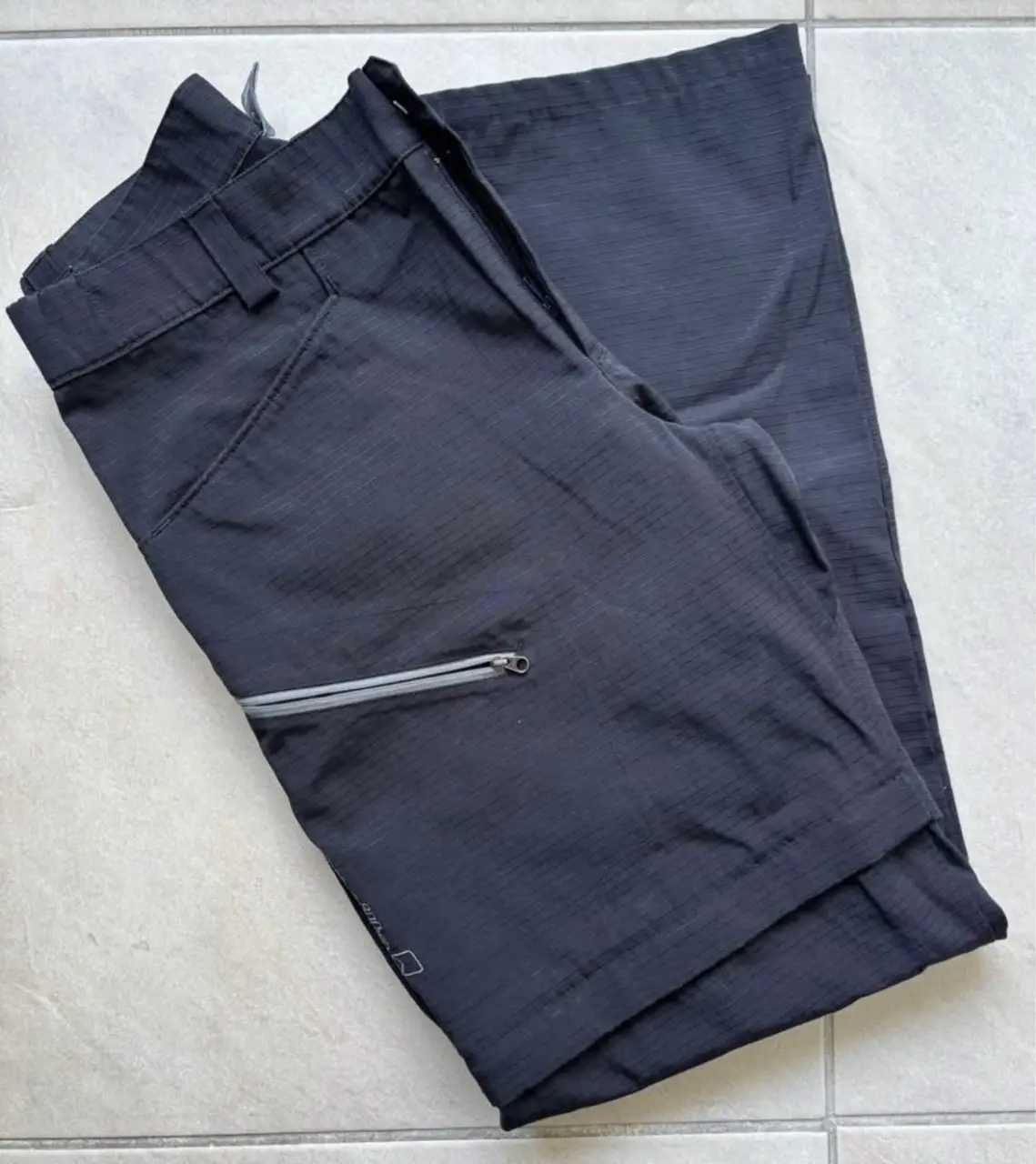 PANTALÓN DE MONTAÑA Tela con fibras entrelazadas Rip-stop - Dos bolsillos frontales para manos.- Dos bolsillos laterales, con cierres.- Bolsillo interior. - Bolsillo posterior con cierre.- Piernas desmontables.- Pasacintos. - Peso 480 gr-Secado rápido