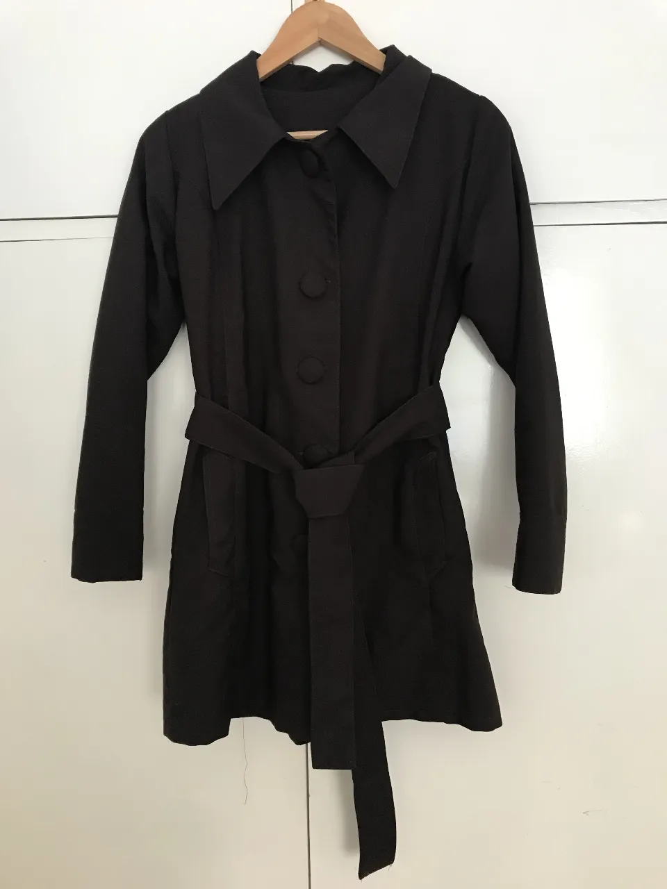 Sobretodo largo de color marrón oscuro con cinturón pegado. Interior forrado en estampado de peluche súper calientito , incluso las mangas. Ideal para el invierno.