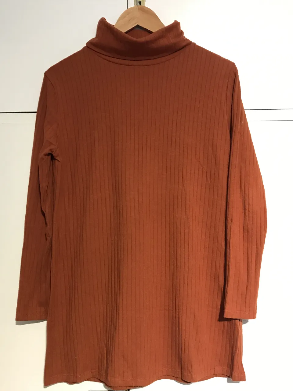 Remera larga de cuello alto de tejido acanalado en color marrón. Ideal para un look casual y abrigado.