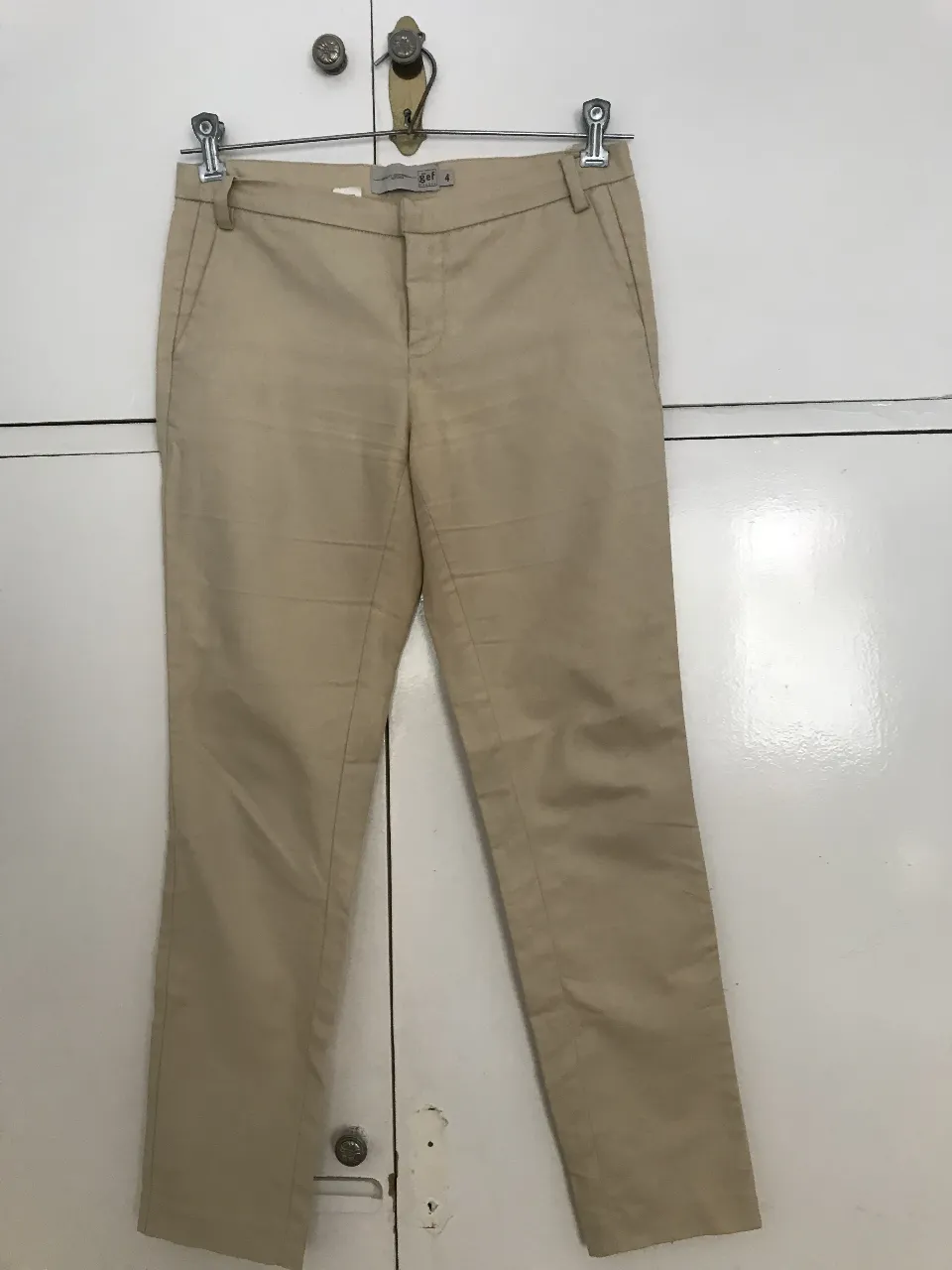 Pantalón sastre color khaki tiro bajo, talle 34. Marca Gef France. Confeccionado en 97% algodón y 3% elastano. Ideal para un look casual y cómodo.