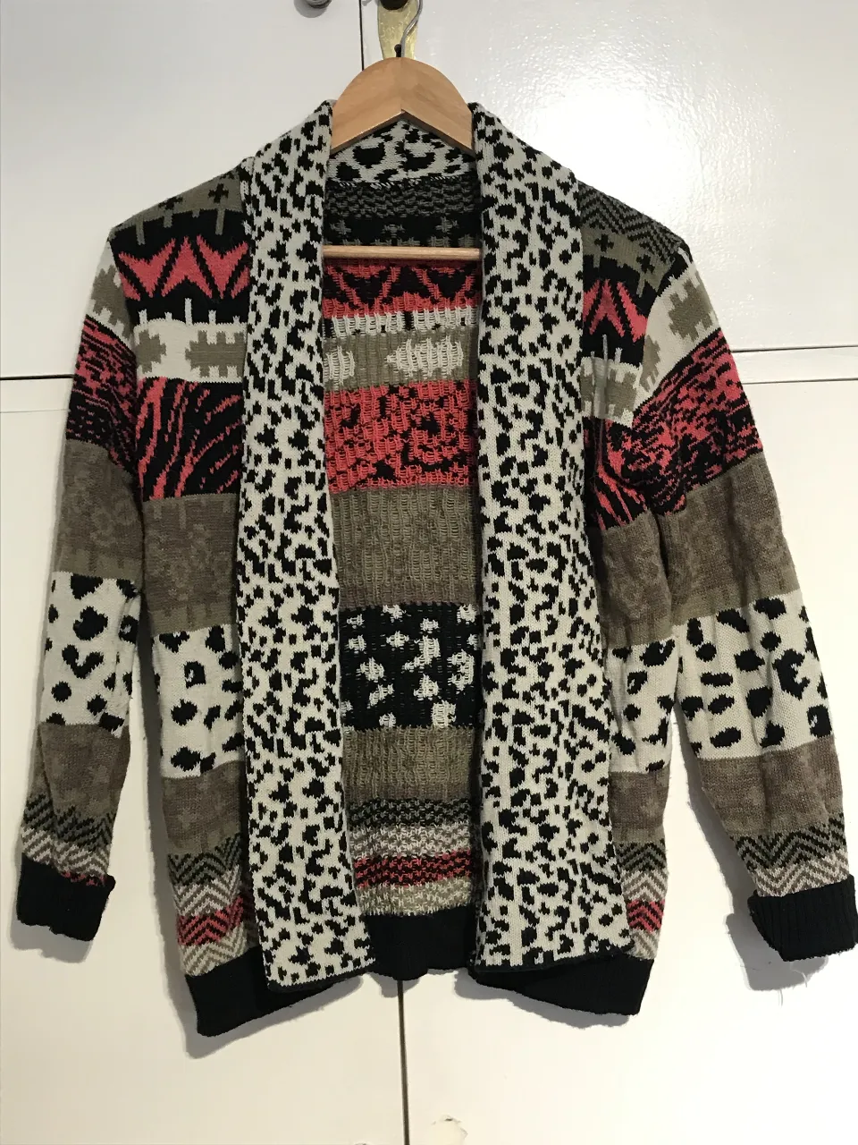 Cardigan de hombre con diseño geométrico y animal print. Ideal para un look casual y abrigado.