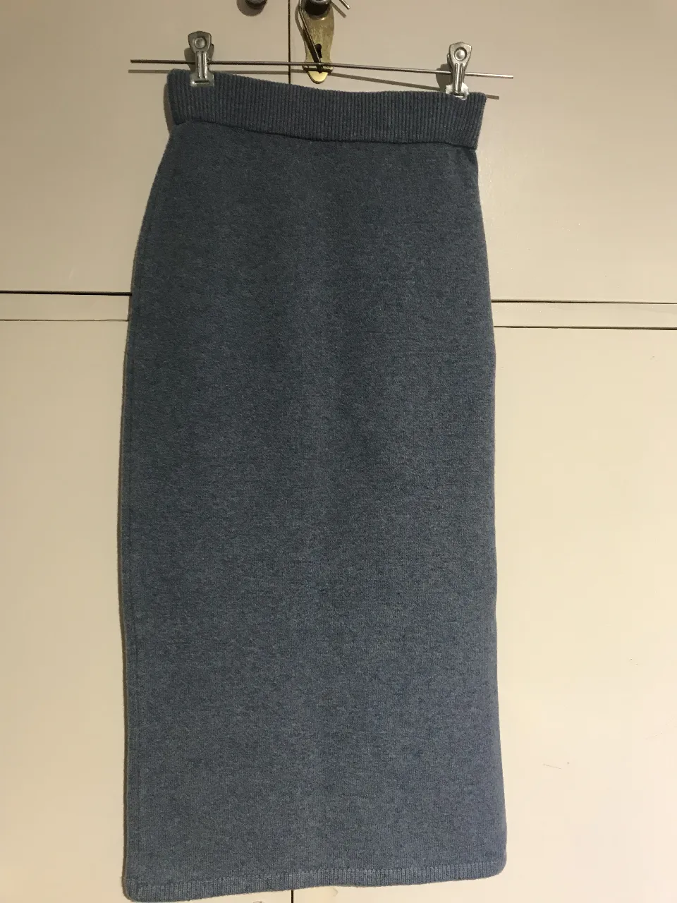 Pollera midi de tejido de punto en color gris azulado . Ideal para un look casual y cómodo.