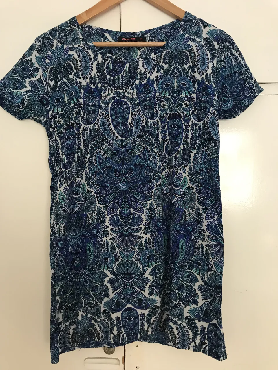 Mini vestido de mujer con estampado floral en tonos azules y blancos. Corte recto, manga corta y cuello redondo. Ideal para un look casual y fresco.