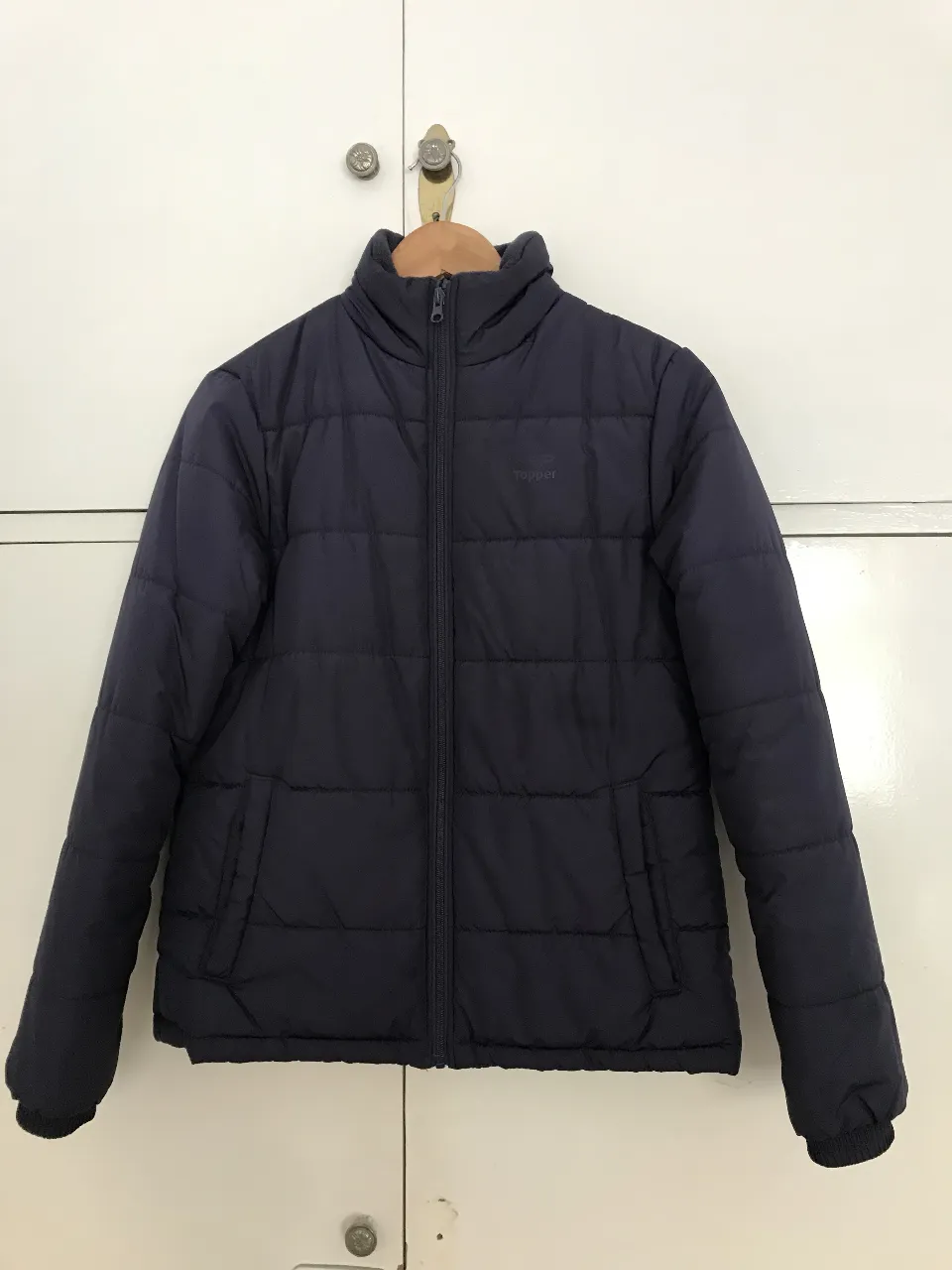 Campera Topper azul/violeta , acolchada, con cierre y cuello alto. Ideal para el invierno, con bolsillo interno y dos externos , cómoda y abrigada.