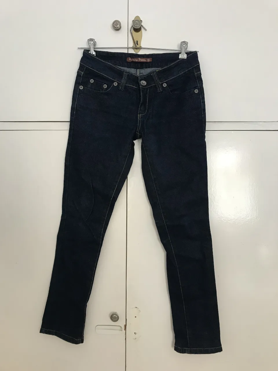 Jeans de mujer, color azul oscuro, corte recto, rígido, talle 26/S . Marca Highway Jeans. Confeccionado en 98% algodón y 2% spandex. Ideal para un look casual y versátil.