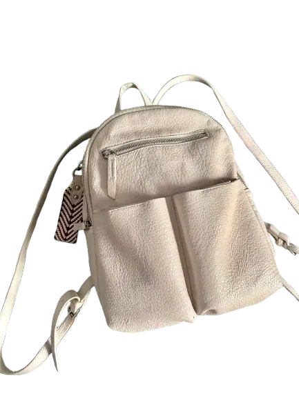 Mochila de cuero sintético color crudo.Posee dos bolsillos frontales y un bolsillo interno con cierre. Ideal para uso diario.